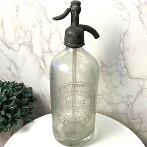Vintage glass seltzer bottle NJ Mineral Water Co Neward NJ 26 fl oz Boyd Street